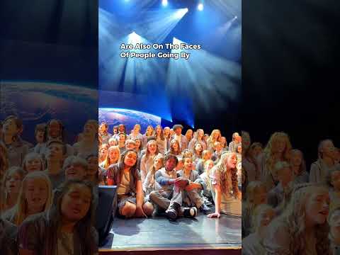 Que mundo maravilhoso quando são crianças a cantar
