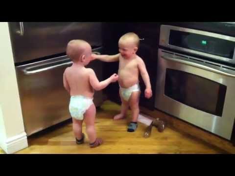Gémeos parecem ter uma conversa séria