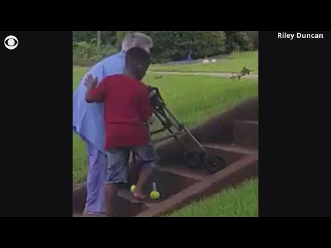Menino ajuda uma senhora sem saber que está a ser filmado